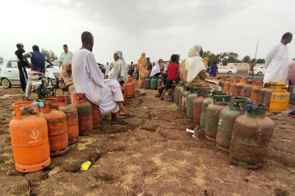 Sudanese wait for a gas truck to arrive to exchange their empty canisters, in Wad Madani, the capital of Sudan's al-Jazirah state, on June 14, 2023. (Photo by AFP)