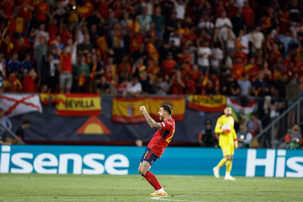 Spain's forward Joselu celebrates scoring his team's second goal during the UEFA Nations League semi final football match between Spain and Italy at the De Grolsch Veste Stadium in Enschede on June 15, 2023. (Photo by KENZO TRIBOUILLARD / AFP)