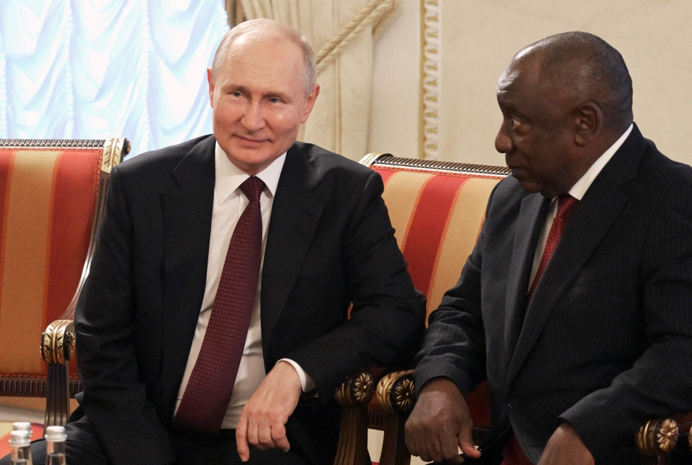 This handout picture taken by RIA Novosti on June 17, 2023 shows Russian President Vladimir Putin (L) speaking with South Africa's President Cyril Ramaphosa (R) following a meeting with delegation of African leaders at the Constantine (Konstantinovsky) Palace in Strelna, outside Saint Petersburg. (Photo by Evgeny Biatov / RIA NOVOSTI / AFP)