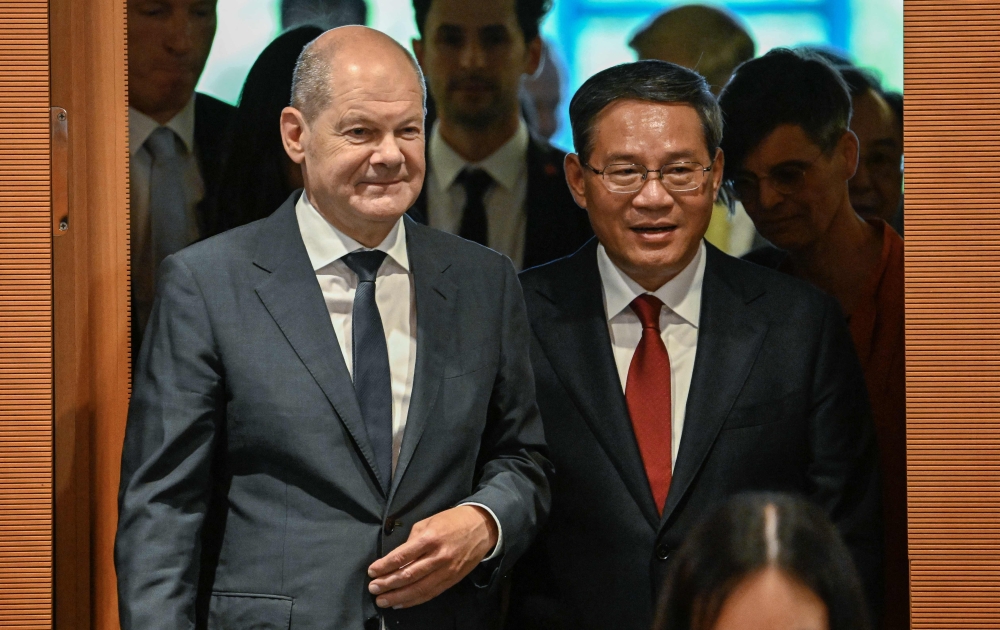 German Chancellor Olaf Scholz (L) and China's Premier Li Qiang enter the conference room to attend German-Chinese economy consultations on June 20, 2023 at the Chancellery in Berlin.
Photo by Tobias SCHWARZ / AFP