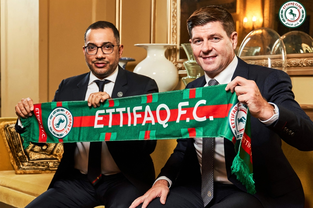 his handout picture released by Saudi Arabia's al-Ettifaq football club on July 3, 2023 shows Ettifaq's new English manager Steven Gerrard (R) with the club's President Khaled al-Debel after signing with them in London. (Photo by Al Ettifaq Football Club / AFP)