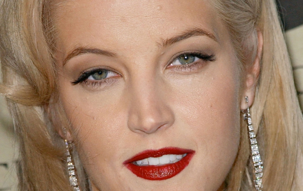 US singer and actress Lisa Marie Presley attends the Cinamatheque event in Los Angeles on October 28, 2001. The death of Lisa Marie Presley, the singer-songwriter and only child of rock and roll legend Elvis, was caused by a bowel obstruction related to a prior weight loss surgery, medical examiners said. (Photo by Chris Delmas / AFP)
