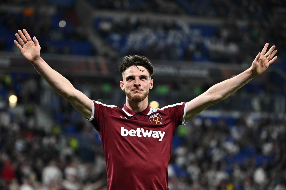 West Ham United's English midfielder Declan Rice greets supporters as he leaves the pitch during the UEFA Europa League quarter-final second-leg football match between Olympique Lyonnais (OL) and West Ham United at the Groupama stadium in Decines-Charpieu near Lyon, central eastern France, on April 14, 2022. (Photo by Jeff PACHOUD / AFP)
