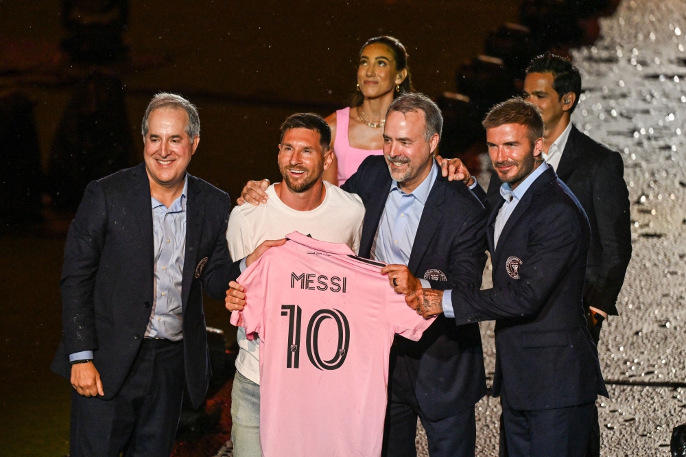 Argentine soccer star Lionel Messi (2nd L) is presented by (from R) owners of Inter Miami CF David Beckham, Jose R. Mas and Jorge Mas as the newest player for Major League Soccer's Inter Miami CF, at DRV PNK Stadium in Fort Lauderdale, Florida, on July 16, 2023. (Photo by GIORGIO VIERA / AFP)
