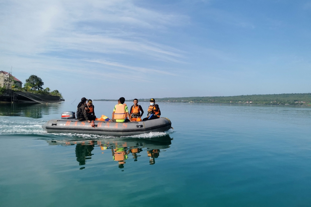 This handout photo from Indonesia's National Rescue Agency (Basarnas) taken and released on July 24, 2023 shows members of a rescue team setting out to conduct search and rescue operations in Buton Tengah, southeast Sulawesi after a ferry sank. (Photo by Handout / Basarnas / AFP) 