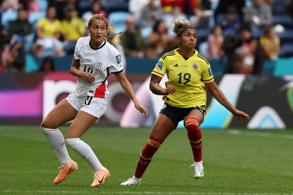 South Korea's forward #19 Casey Phair (L) and Colombia's midfielder #19 Jorelyn Carabali look for the ball during the Australia and New Zealand 2023 Women's World Cup Group H football match between Colombia and South Korea at Sydney Football Stadium in Sydney on July 25, 2023. (Photo by David Gray / AFP)