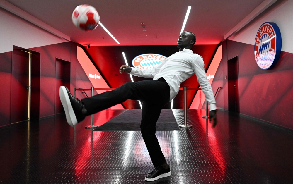 (FILES) This file photo taken on June 22, 2022 shows Bayern Munich's Senegalese forward Sadio Mane playing the ball during a press conference after he signed a three-year deal with German first division football club FC Bayern Munich, in Munich, southern Germany. Bayern Munich announced on July 29, 2023 that Senegalese striker Sadio Mane was in talks 