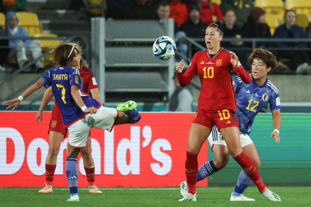 Japan's midfielder #07 Hinata Miyazawa (L) and Spain's midfielder #10 Jennifer Hermoso (C) fight for the ball during the Australia and New Zealand 2023 Women's World Cup Group C football match in Wellington on July 31, 2023. (Photo by Marty Melville / AFP)