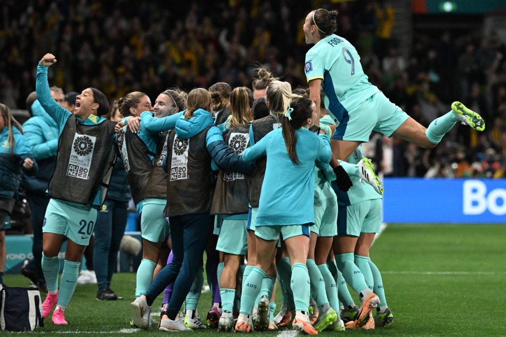  Australia's players celebrates after Australia's defender #07 Stephanie Catley (unseen) scored her team's fourth goal from the penalty kick during the Australia and New Zealand 2023 Women's World Cup Group B football match between Canada and Australia at Melbourne Rectangular Stadium. (Photo by WILLIAM WEST / AFP)