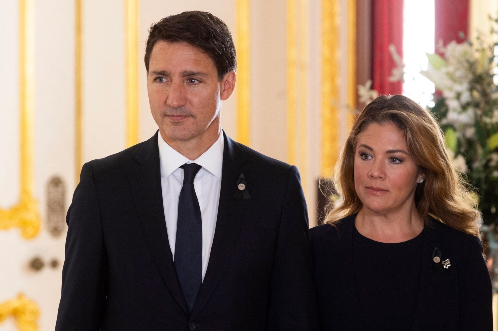 (FILES) Prime Minister of Canada Justin Trudeau (L) and his wife Sophie Trudeau (R) arrive to sign a book of condolence at Lancaster House, in London in London on September 17, 2022 following the death of Queen Elizabeth II on September 8. (Photo by David PARRY / AFP)

