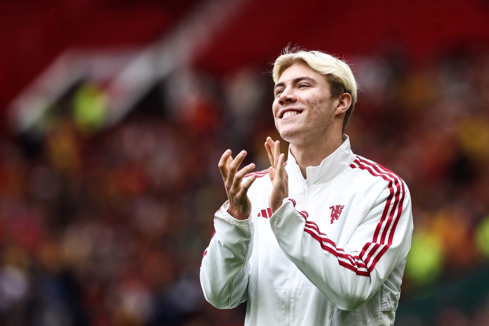 :Manchester United's Danish forward Rasmus Hojlund reacts as he is introduced prior to the pre-season friendly football match between Manchester United and Lens at Old Trafford stadium, in Manchester, on August 5, 2023. (Photo by Darren Staples / AFP)
