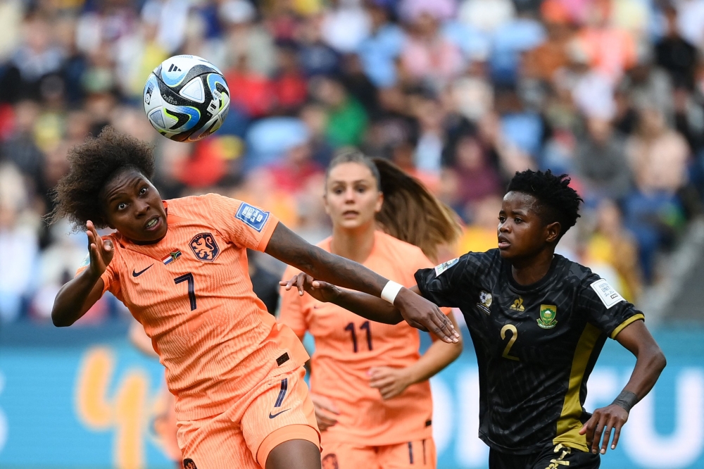 Netherlands' forward #07 Lineth Beerensteyn (L) and South Africa's defender #02 Lebohang Ramalepe fight for the ball at Sydney Football Stadium in Sydney on August 6, 2023. (Photo by Franck Fife / AFP)
