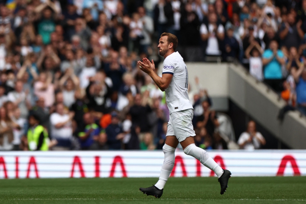 Tottenham Hotspur's English striker Harry Kane applauds as he is substituted after scoring four goals during the pre-season friendly football match between Tottenham Hotspur and Shakhtar Donetsk at the Tottenham Hotspur Stadium, in London, on August 6, 2023. (Photo by HENRY NICHOLLS / AFP)
