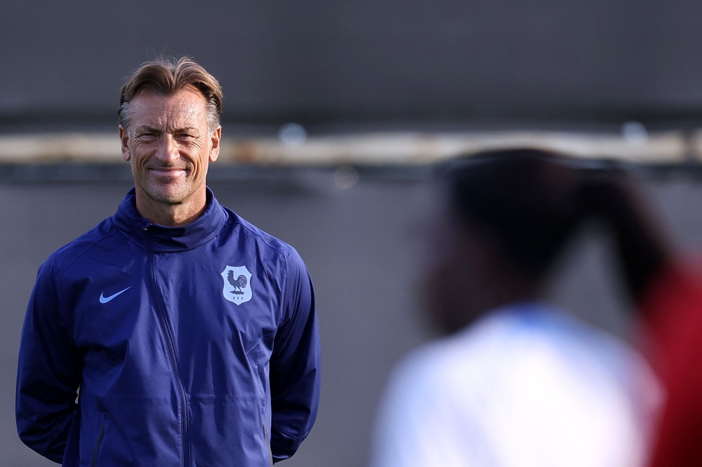 France's head coach Herve Renard looks at his players during a training session at Spencer Park in Brisbane on August 11, 2023, on the eve of the Women's World Cup quarter-final football match between Australia and France. Photo by FRANCK FIFE / AFP