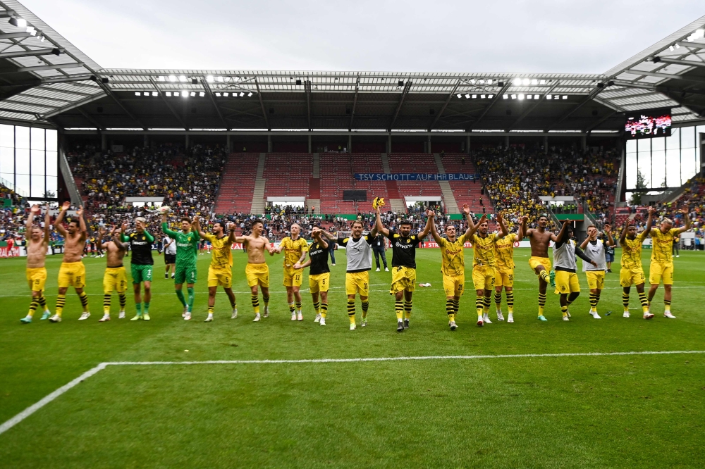 Dortmund's players celebrate after the German Cup 1st round football match between TSV Schott Mainz and Borussia Dortmund in Mainz, western Germany on August 12, 2023. (Photo by Kirill KUDRYAVTSEV / AFP)
