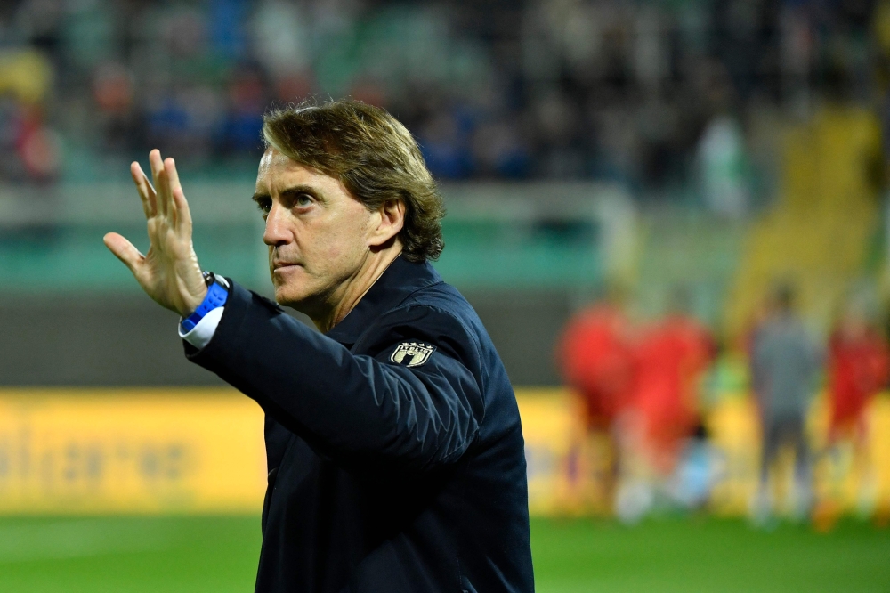(FILES) Italy's coach Roberto Mancini waves prior to the 2022 World Cup qualifying play-off football match between Italy and North Macedonia, on March 24, 2022 at the Renzo-Barbera stadium in Palermo. (Photo by Alberto PIZZOLI / AFP)
