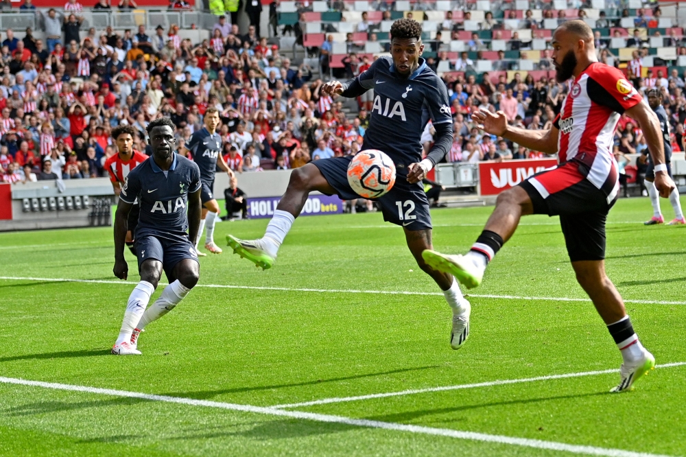 Tottenham Hotspur's Brazilian defender #12 Emerson Royal (C) attempts to block a cross from Brentford's French-born Cameroonian striker #19 Bryan Mbeumo (R) during the English Premier League football match between Brentford and Tottenham Hotspur at Gtech Community Stadium in London on August 13, 2023. (Photo by JUSTIN TALLIS / AFP)