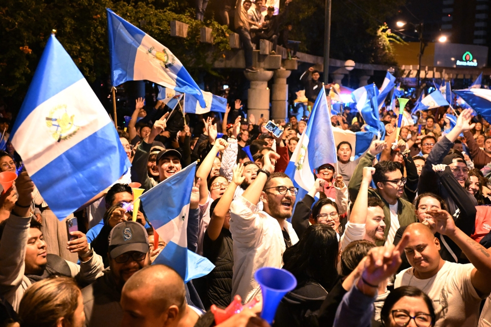 Supporters of Guatemalan presidential candidate for the Semilla party, Bernardo Arevalo, celebrate the results of the presidential run-off election in Guatemala City, on August 20, 2023. (Photo by Johan Ordonez / AFP)
 