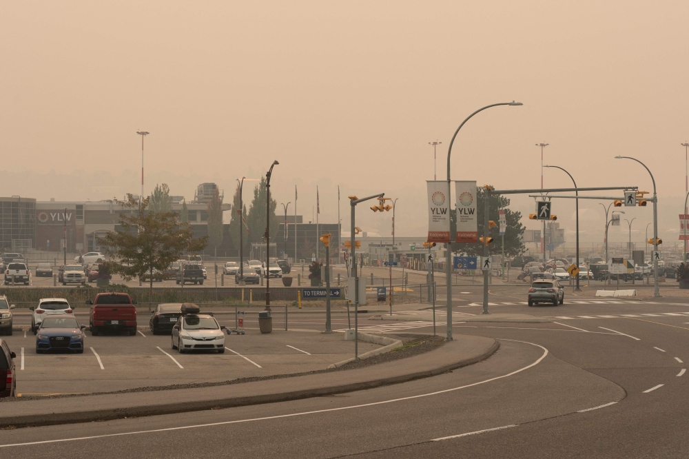 The Kelowna airport remains shutdown and covered in smoke as nearby the McDougall Creek and other wildfires continue to burn in Kelowna, British Columbia, on August 20, 2023. (Photo by Paige Taylor White / AFP)
