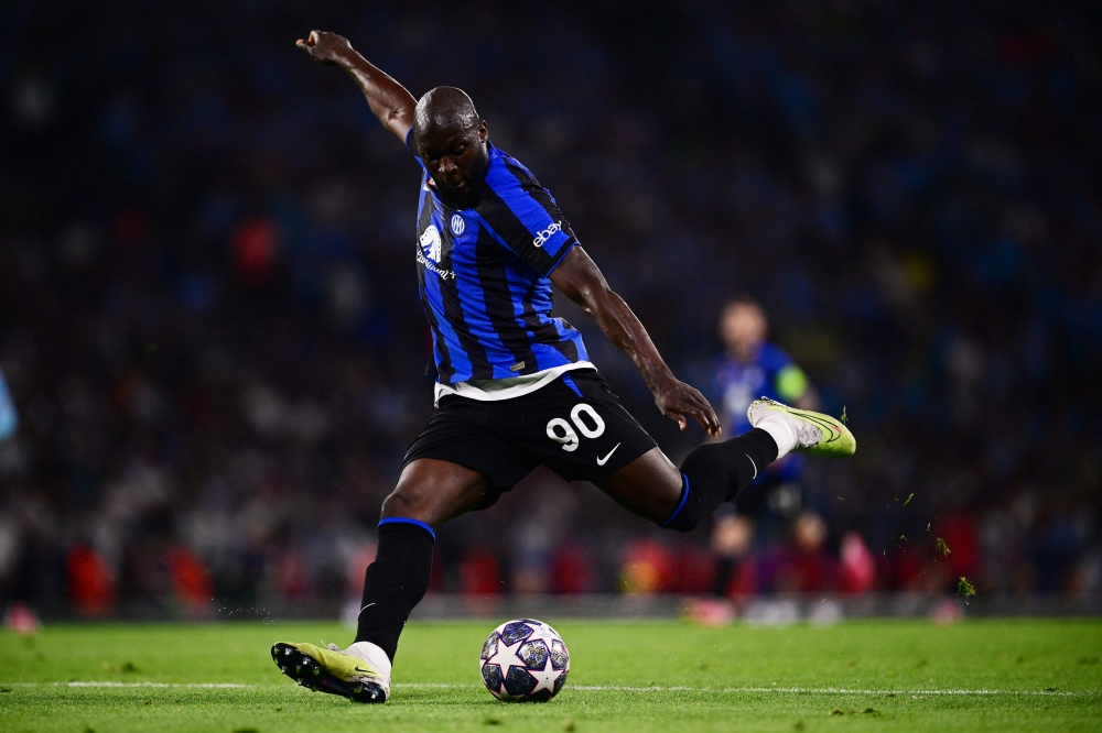 (FILES) Inter Milan's Belgian forward #90 Romelu Lukaku attempts a shot during the UEFA Champions League final football match between Inter Milan and Manchester City at the Ataturk Olympic Stadium in Istanbul, on June 10, 2023. (Photo by Marco BERTORELLO / AFP)
