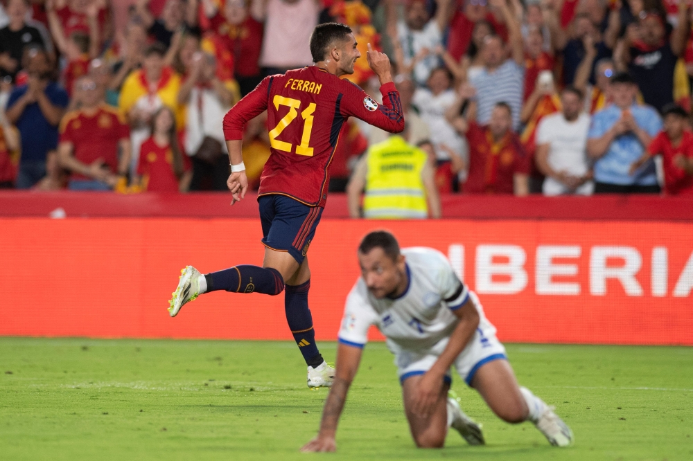 Spain's midfielder #21 Ferran Torres celebrates scoring his team's fourth goal during the EURO 2024 first round group A qualifying football match between Spain and Cyprus at the Nuevo Estadio de Los Carmenes in Granada on September 12, 2023. (Photo by JORGE GUERRERO / AFP)
