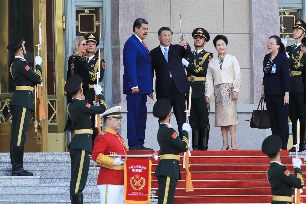 In this handout picture released by the Miraflores press office, Chinese President Xi Jinping (C-R), his wife Peng Liyuan (R), welcome Venezuelan President Nicolas Maduro (2-L) and his wife Cilia Flores (L) upon arrival at the Great Hall of the People in Beijing on September 13, 2023. (Photo by Jhonn Zerpa / Venezuelan Presidency / AFP) /