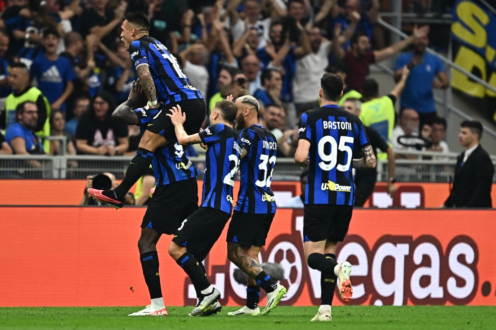 Inter Milan's French forward #09 Marcus Thuram (Bottom L) celebrates with teammates after scoring his team's second goal during the Italian Serie A football match between Inter Milan and AC Milan at the San Siro Stadium in Milan on September 16, 2023. (Photo by GABRIEL BOUYS / AFP)
