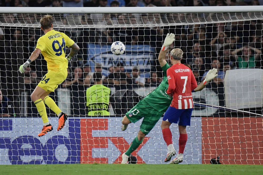 Lazio's Italian goalkeeper #94 Ivan Provedel (L) scores in the last minute during the UEFA Champions League 1st round group E football match between Lazio and Atletico Madrid at the Olympic stadium in Rome on September 19, 2023. (Photo by Filippo MONTEFORTE / AFP)