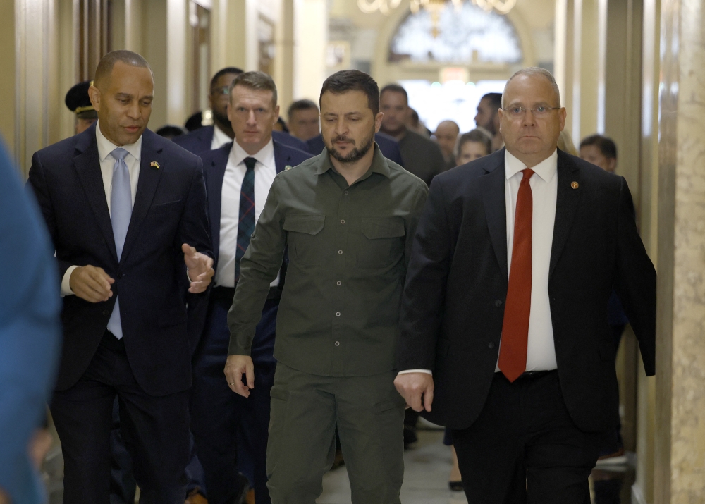 President of Ukraine Volodymyr Zelensky (centre) walks with Minority Leader Rep. Hakeem Jeffries (D-NY) (left) and Sergeant at Arms of the US House of Representatives William McFarland (right) as he arrives for a meeting with members of the US House of Representatives at the US Capitol on September 21, 2023 in Washington, DC. (Photo by Anna Moneymaker/Getty Images/AFP)