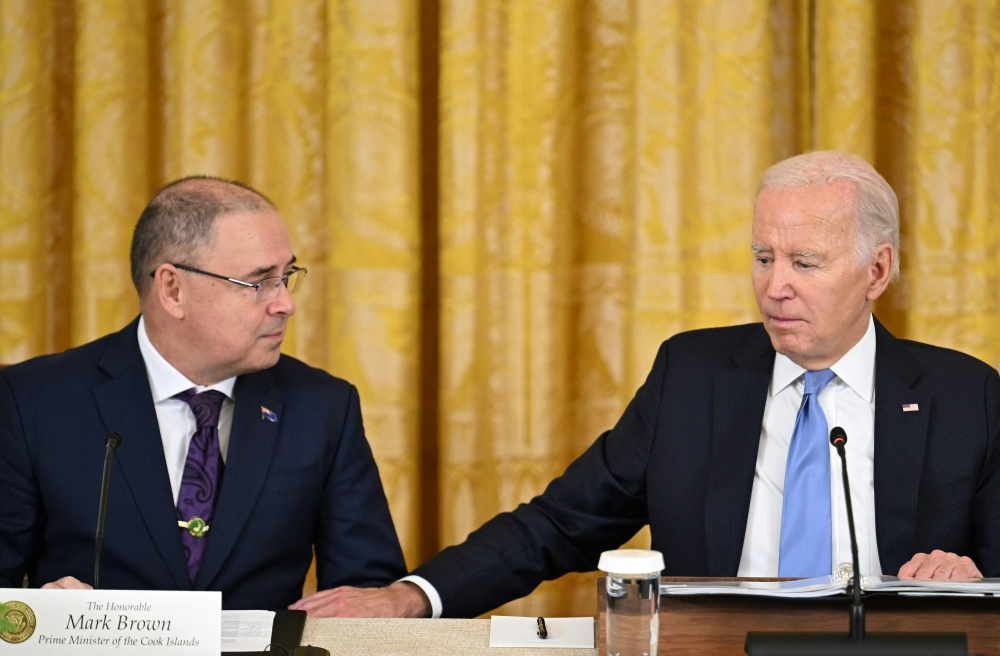 US President Joe Biden (R) gestures to Cook Islands Prime Minister Mark Brown during the Pacific Islands Forum (PIF) Summit in the East Room of the White House in Washington, DC, on September 25, 2023. (Photo by Jim WATSON / AFP)
