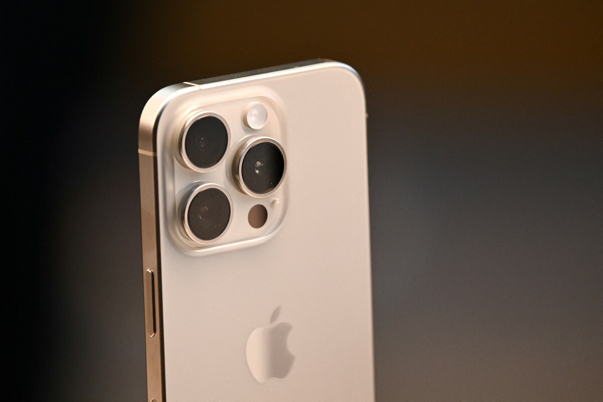 Apple iPhone 15 series devices are displayed for sale at The Grove Apple retail store on release day in Los Angeles, California, on September 22, 2023. Photo by Patrick T. Fallon / AFP