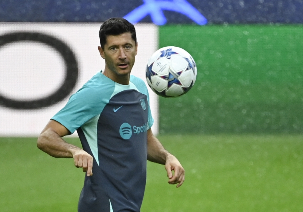 Barcelona's Polish forward #09 Robert Lewandowski attends a training session at the Dragao stadium in Porto, on October 3, 2023, on the eve of the UEFA Champions League 1st round day 2 group H football match between FC Porto and FC Barcelona. Photo by MIGUEL RIOPA / AFP