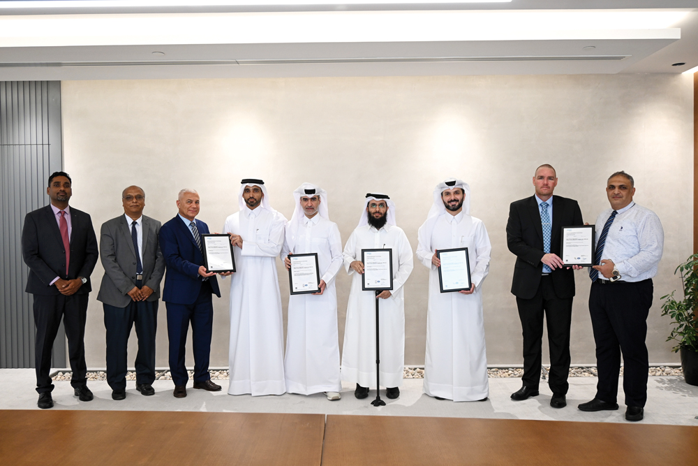 Qatar Primary Materials Company officials recieving the ISO certifications.