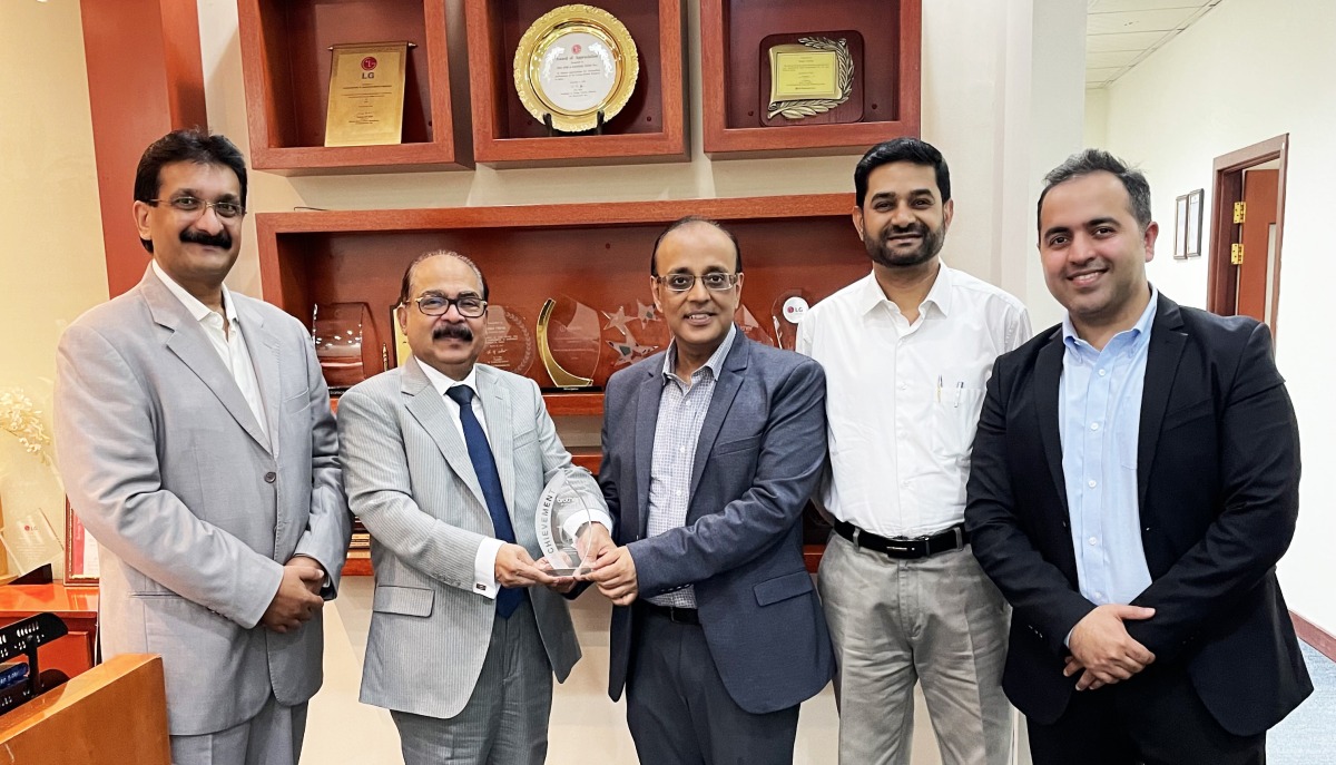 CV Rappai, Director and CEO, Video Home and Electronic Centre WLL, receiving the award.  
