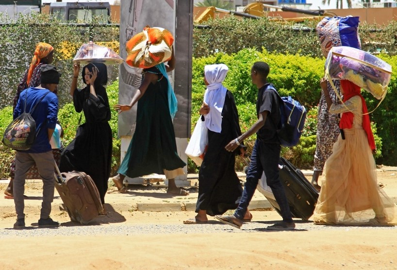 File photo: People flee on April 18, 2023 as fighting between the Sudanese army and paramilitary forces rages despite growing international calls for an end to hostilities. (AFP)


