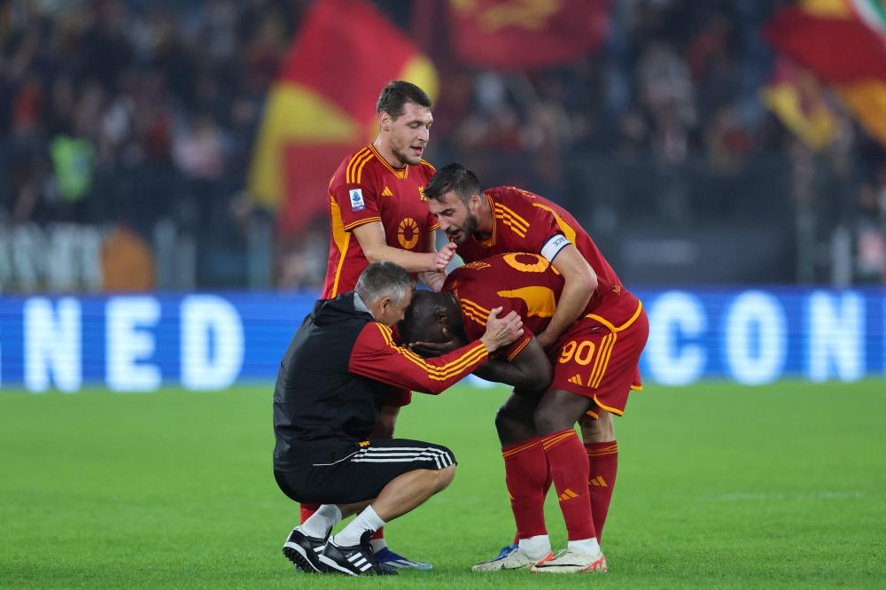 Roma's Belgian forward #90 Romelu Lukaku celebrates with teammates after scoring the team's second goal during the Italian Serie A football match between AS Roma and Lecce on November 5, 2023 at the Olympic stadium in Rome. (Photo by Alberto PIZZOLI / AFP)
