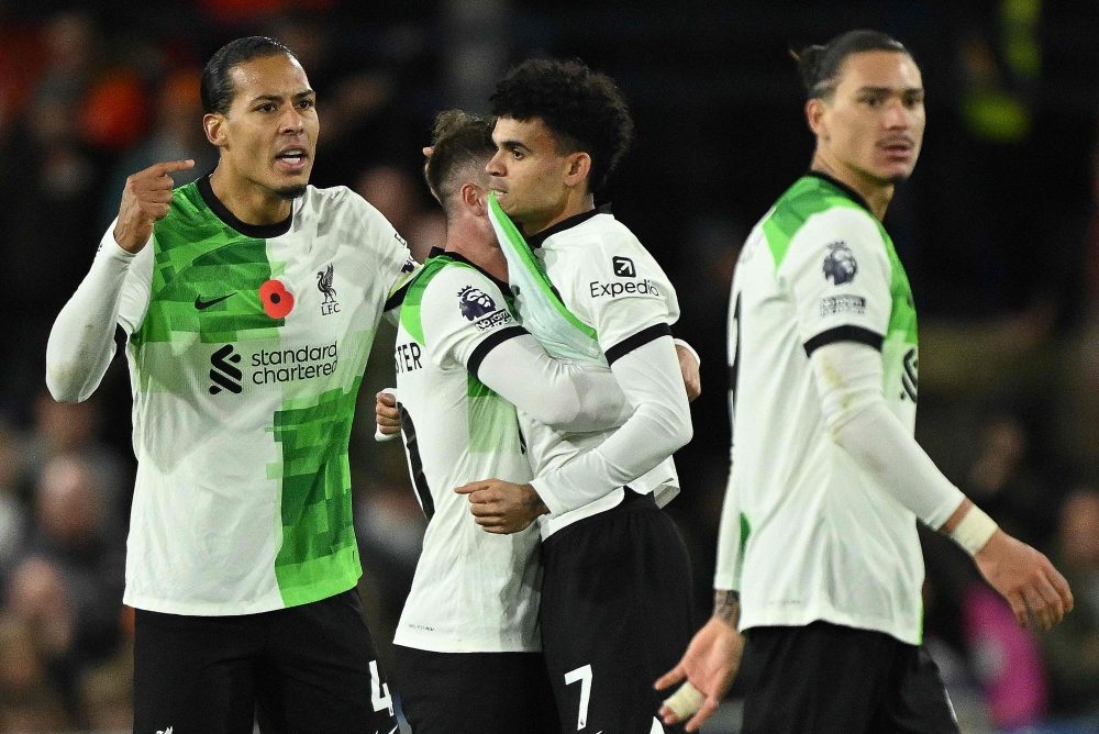 Liverpool's Colombian midfielder #07 Luis Diaz (2R) celebrates after scoring the equalising goal during the English Premier League football match between Luton Town and Liverpool at Kenilworth Road in Luton, north of London on November 5, 2023. (Photo by JUSTIN TALLIS / AFP) 