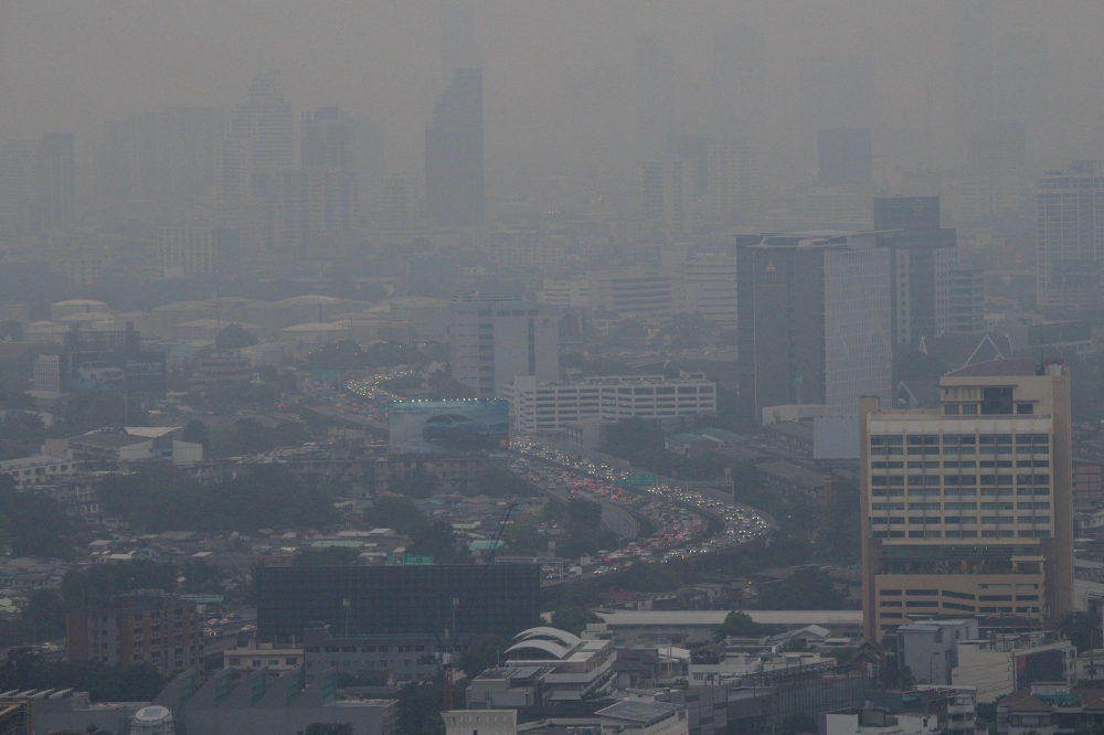  Vehicles sit in traffic on a busy road amid high levels of air pollution in Bangkok on October 18, 2023. Photo by Alex OGLE / AFP