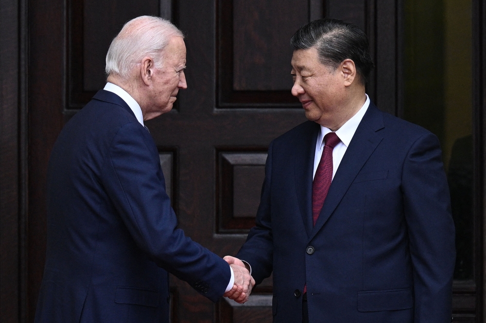 US President Joe Biden greets Chinese President Xi Jinping before a meeting during the Asia-Pacific Economic Cooperation (APEC) Leaders' week in Woodside, California on November 15, 2023. (Photo by Brendan SMIALOWSKI / AFP)
