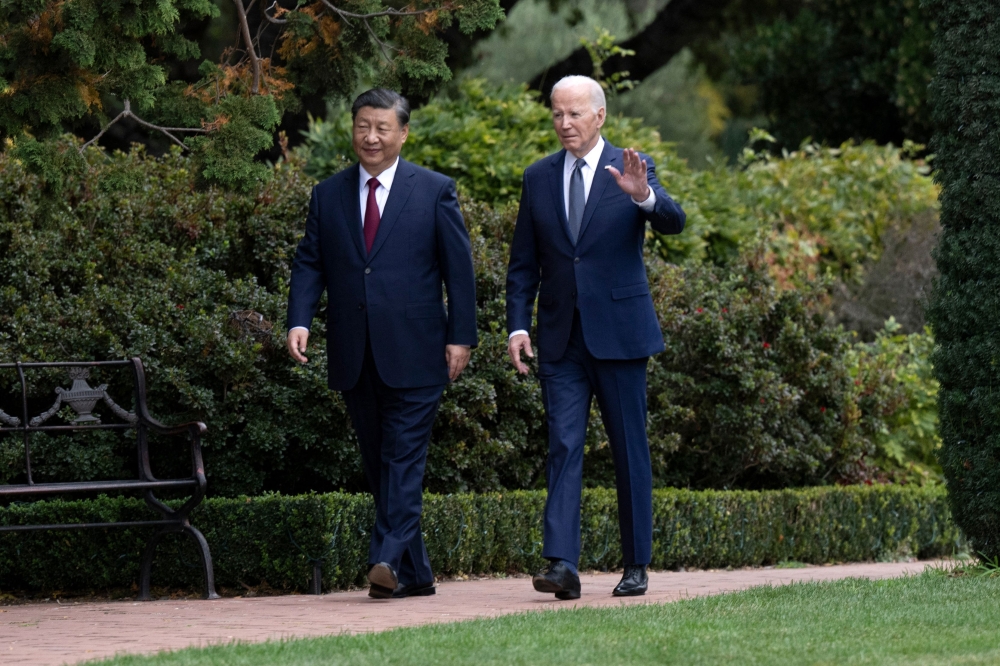 US President Joe Biden (R) and Chinese President Xi Jinping walk together after a meeting during the Asia-Pacific Economic Cooperation (APEC) Leaders' week in Woodside, California on November 15, 2023. (Photo by Brendan Smialowski / AFP)