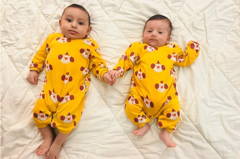 Baby Iyas (left) and baby Ezz [Maram Humaid/Al Jazeera]
