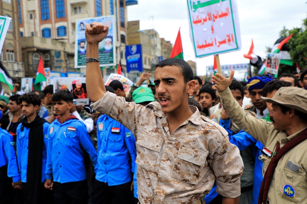 Members of Houthi-affiliated security forces Yemenis march during a rally in support of Palestinians on November 18, 2023. (Photo by MOHAMMED HUWAIS / AFP)
