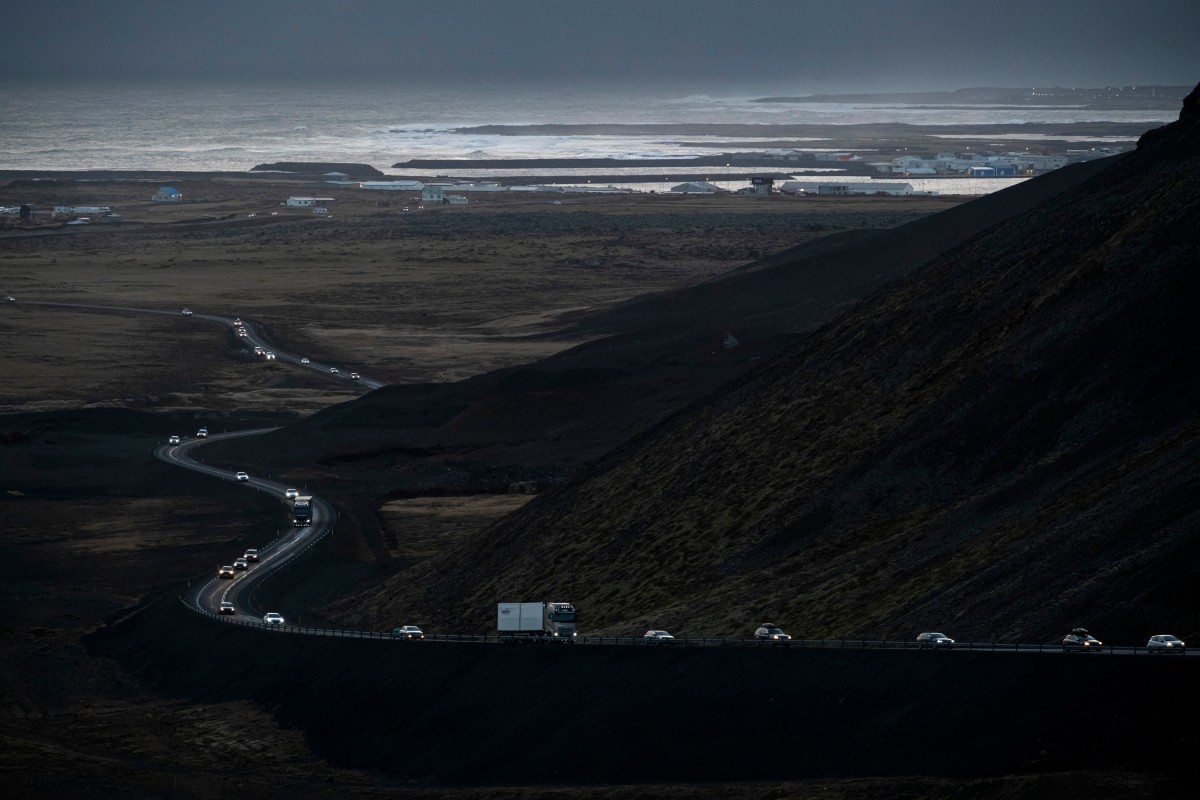 This photo taken on November 13, 2023 shows vehicles leaving the town of Grindavik, southwestern Iceland, during evacuation following earthquakes. Photos by Kjartan TORBJOERNSSON / AFP