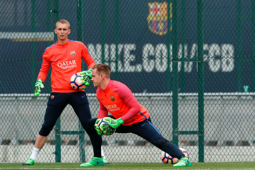 Barcelona's goalkeepers Jasper Cillessen (L) from Netherlands and Marc-Andre ter Stegen from Germany take part in a training session at the Sports Center FC Barcelona Joan Gamper in Sant Joan Despi, near Barcelona on April 1, 2017.  (AFP / PAU BARRENA)
