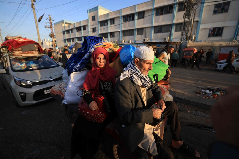 Palestinians who had taken refuge in temporary shelters return to their homes in eastern Khan Yunis in the southern Gaza Strip on November 24, 2023. (Photo by Mahmud Hams / AFP)

