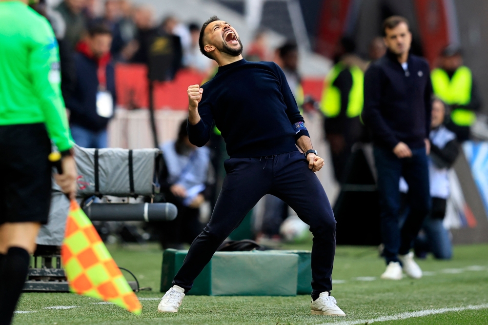 Nice's Italian head coach Francesco Farioli celebrates after winning the French L1 football match between OGC Nice and Toulouse FC at the Allianz Riviera Stadium in Nice, south-eastern France, on November 26, 2023. (Photo by Valery HACHE / AFP)