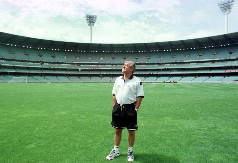(FILES) Late Australian football coach Terry Venables surveys the vast Melbourne Cricket Ground on November 27, 1997 where Australia who are favourites will play Iran to decide the final team to advance to the 1998 World Cup in France. (Photo by NEWS LTD / AFP)
