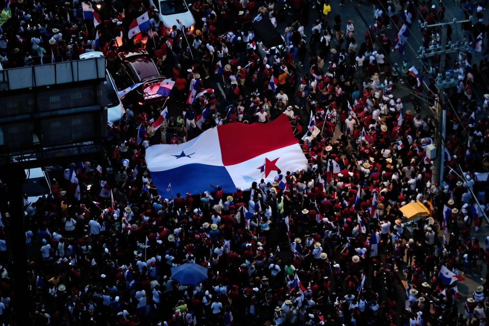 People celebrate the Supreme Court's ruling that declared the contract with Canadian mining company First Quantum and its subsidiary Minera Panama as 