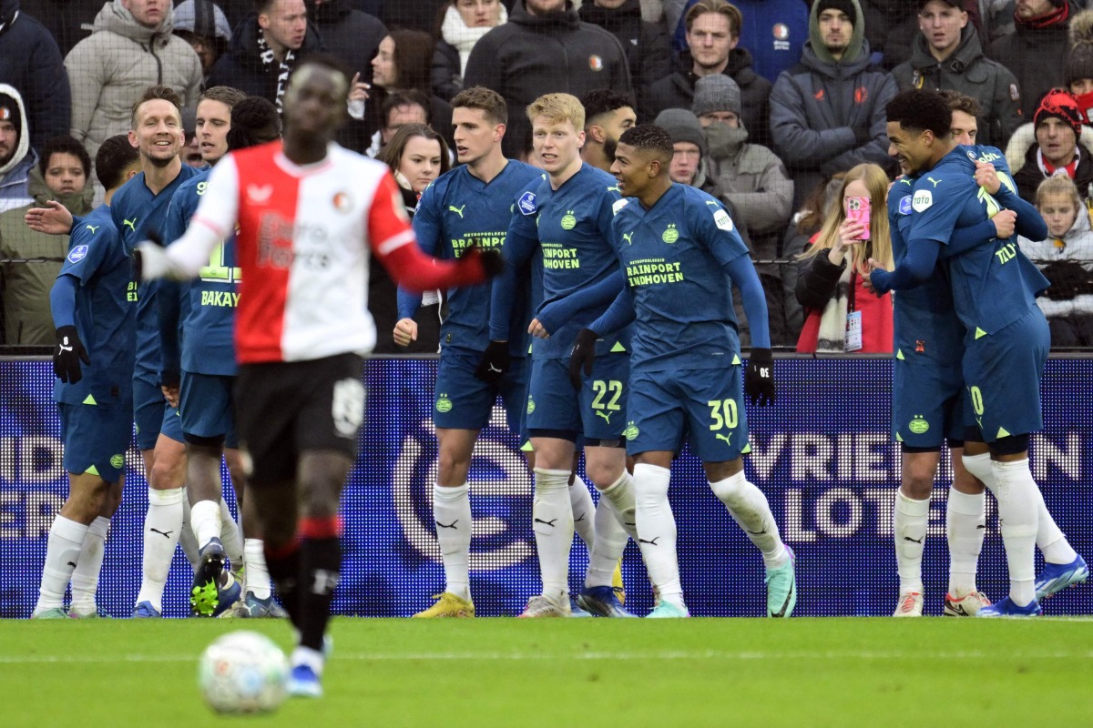PSV's players celebrate their second goal during the Dutch Eredivisie football match between Feyenoord Rotterdam and PSV Eindhoven at Feyenoord Stadion de Kuip in Rotterdam on December 3, 2023. (Photo by Olaf Kraak / ANP / AFP) 