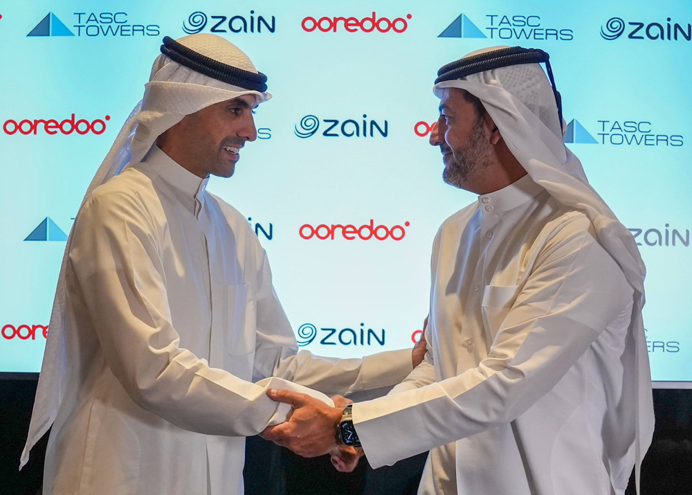 Ooredoo MD and Group CEO Aziz Aluthman Fakhroo and Zain Vice-Chairman & Group CEO Bader Al-Kharafi during the signing ceremony. 